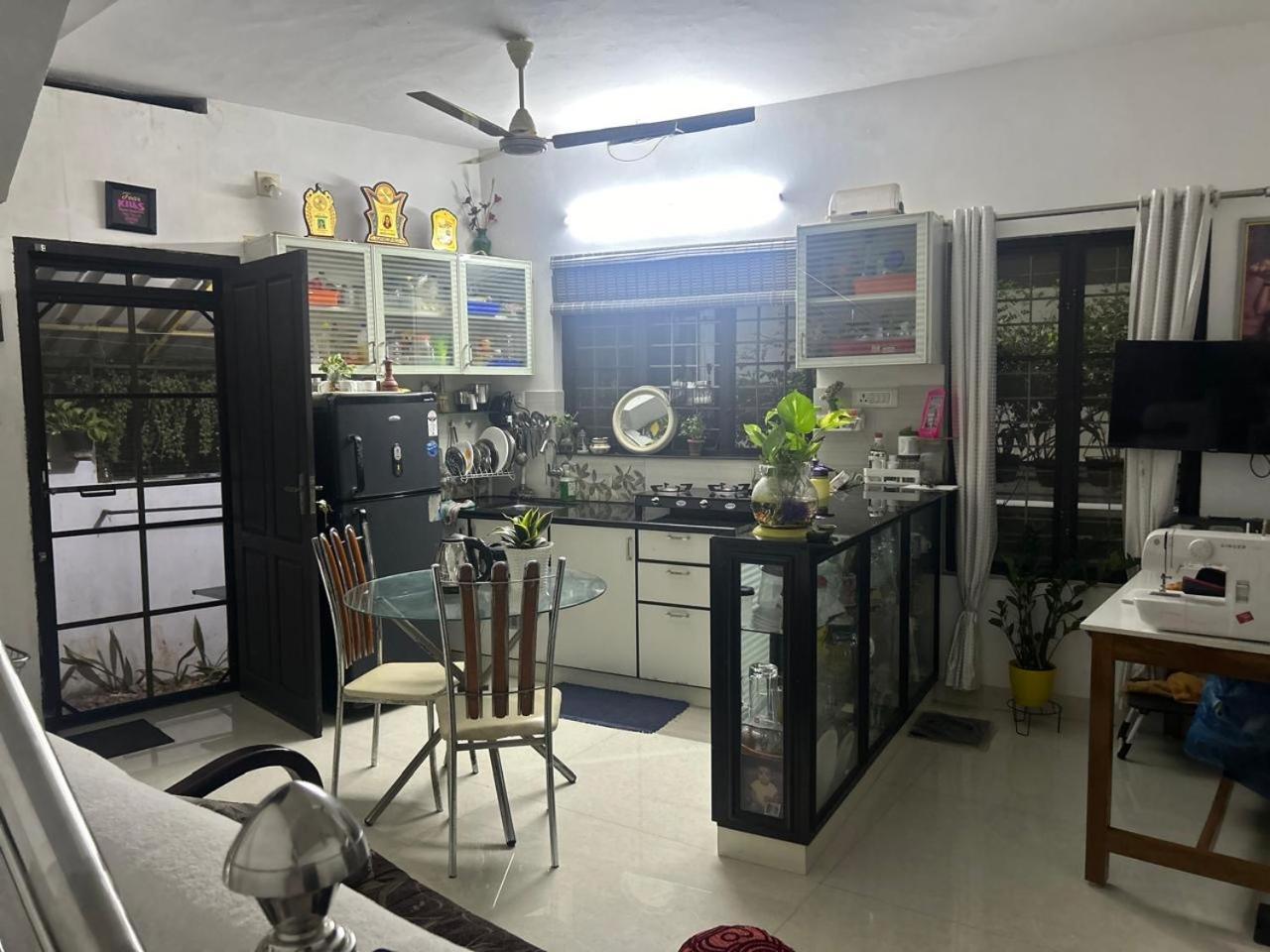Chaithritha Ladies Homestay Thiruvananthapuram Bagian luar foto
