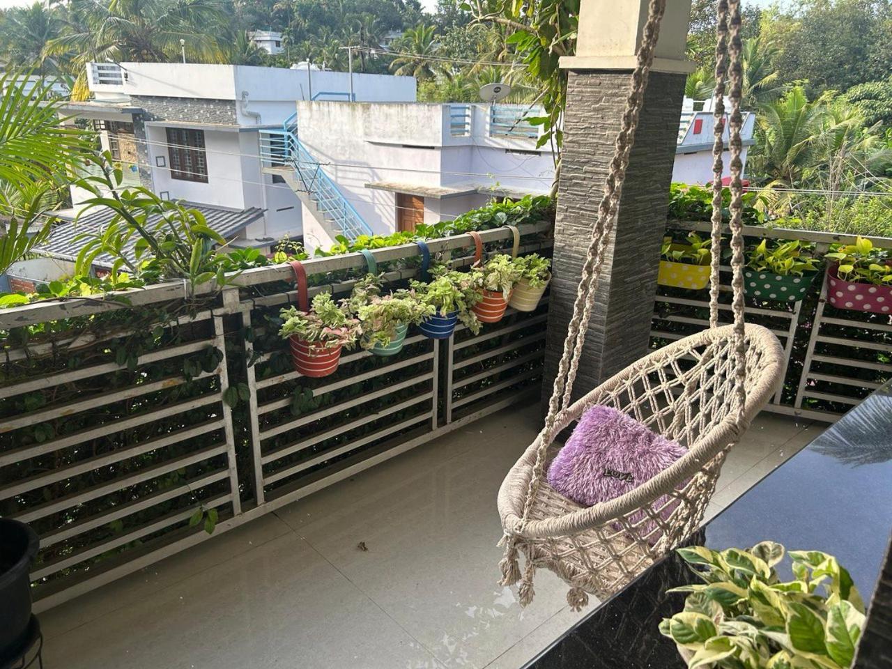 Chaithritha Ladies Homestay Thiruvananthapuram Bagian luar foto