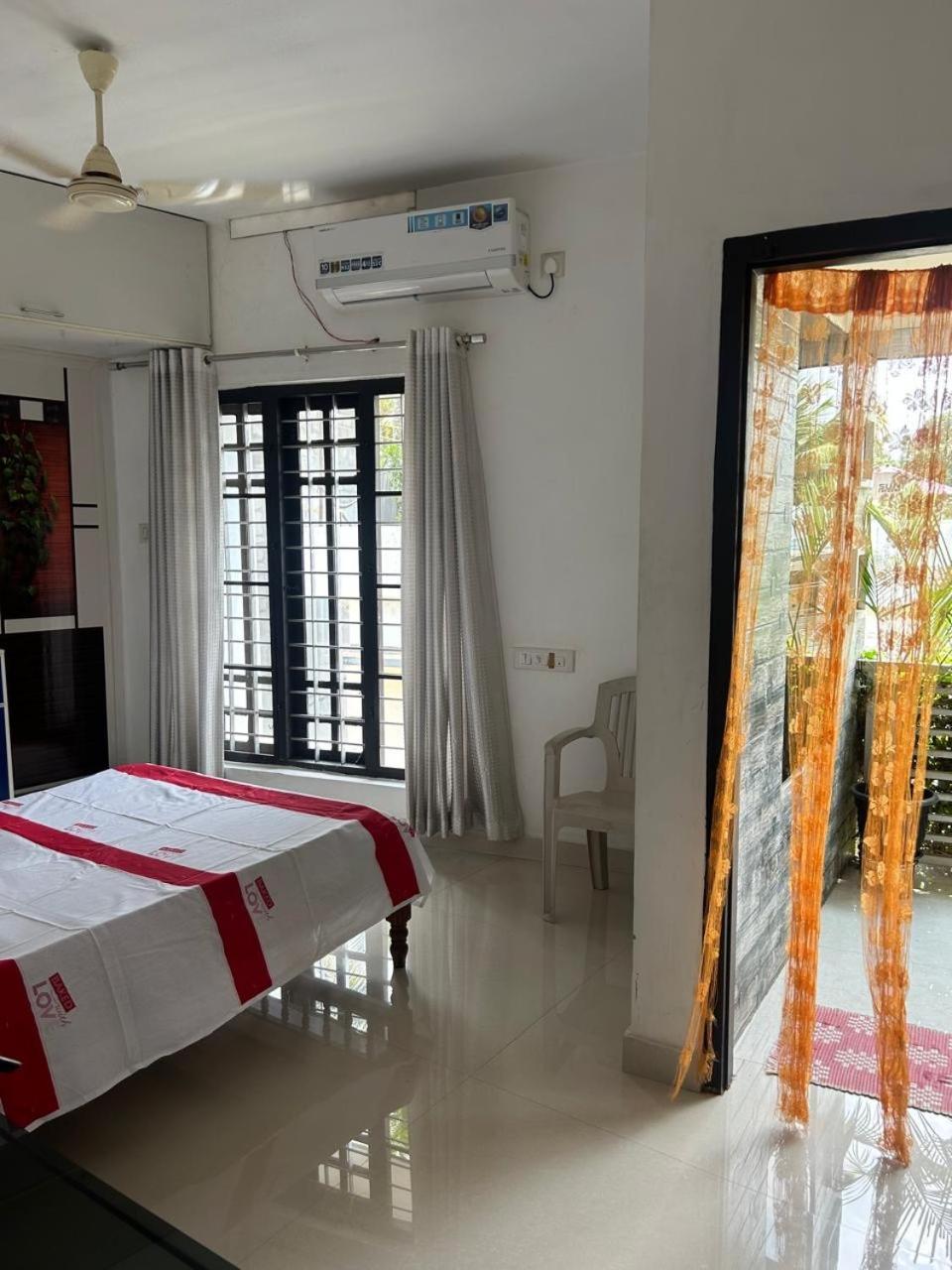 Chaithritha Ladies Homestay Thiruvananthapuram Bagian luar foto